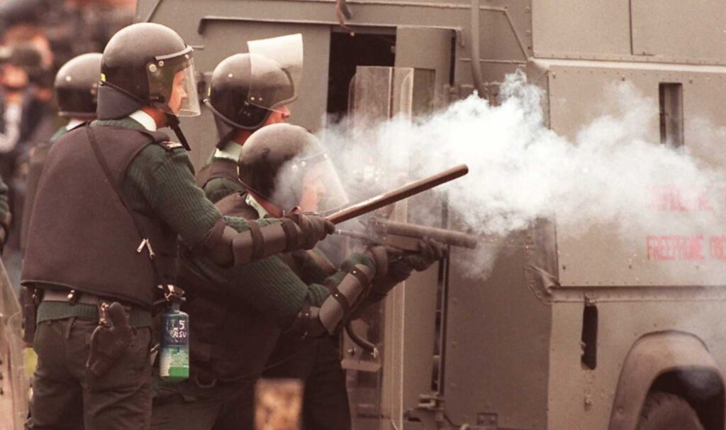 La police nord-irlandaise tire des balles en plastique pendant les troubles (Photo : Gerry Penny / AFP via Getty)