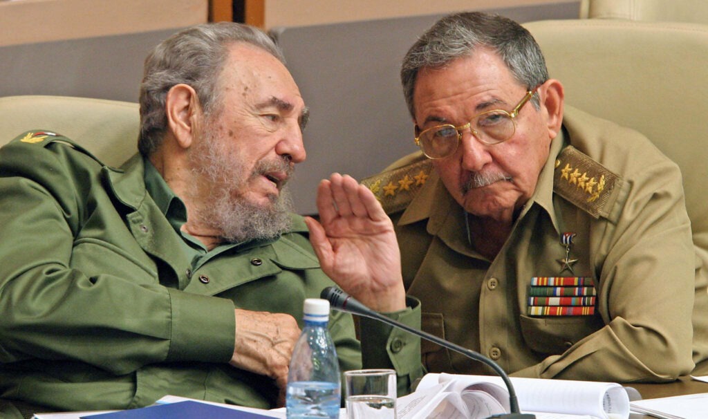 Fidel y Raúl Castro (Foto: Adalberto Roque / AFP vía Getty)
