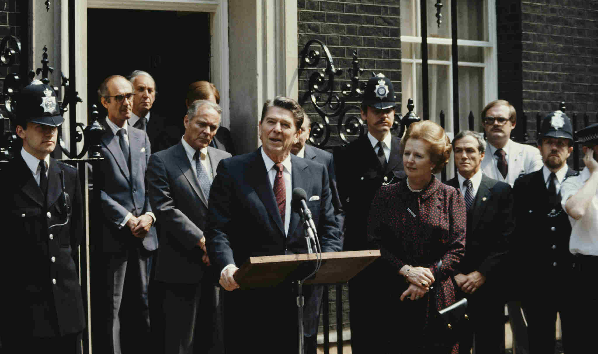 Le président américain Ronald Reagan prononce un discours devant le 10 Downing Street, le 9 juin 1982. Au cours de cette visite, Reagan a exposé sa vision de la National Endowment for Democracy. (Photo : Fox Photos/Hulton Archive/Getty Images)