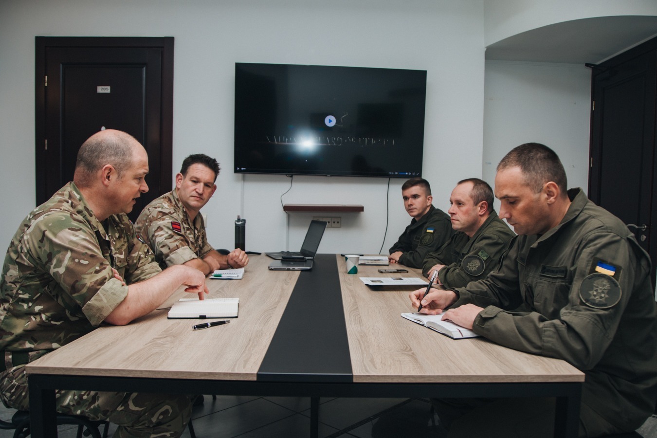 British commanders (left) meet with senior officials from Ukraine’s National Guard in Kyiv, September 2021. (Photo: NGU)