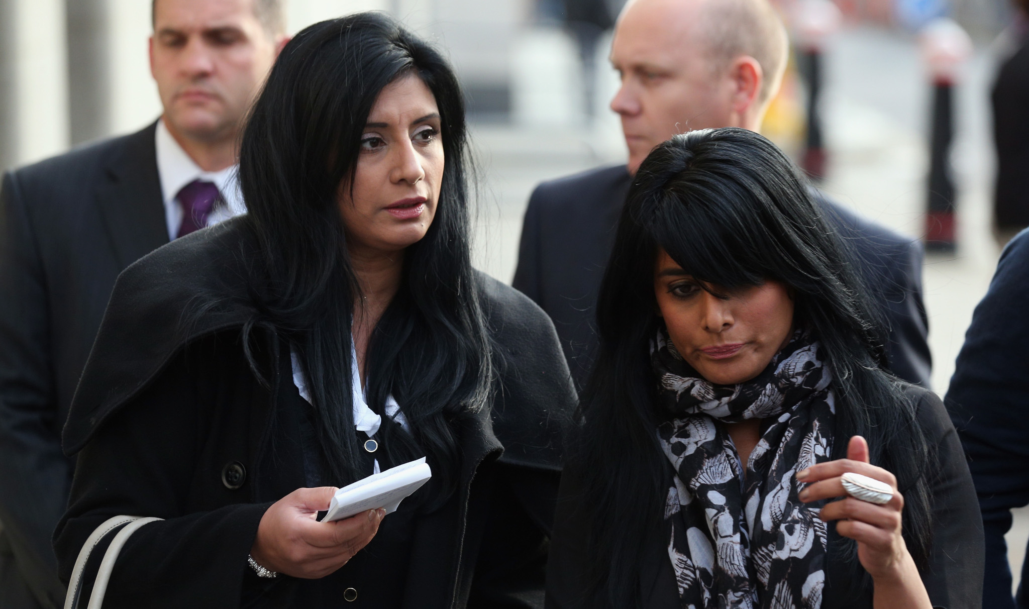 Maz Saleem (right) at a hearing into her father’s murder. (Photo: Oli Scarff / Getty)