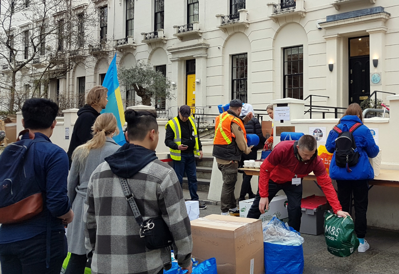 Donations arrive outside the Ukrainian Social Club on 4 March 2022. (Photo: Phil Miller / DCUK)