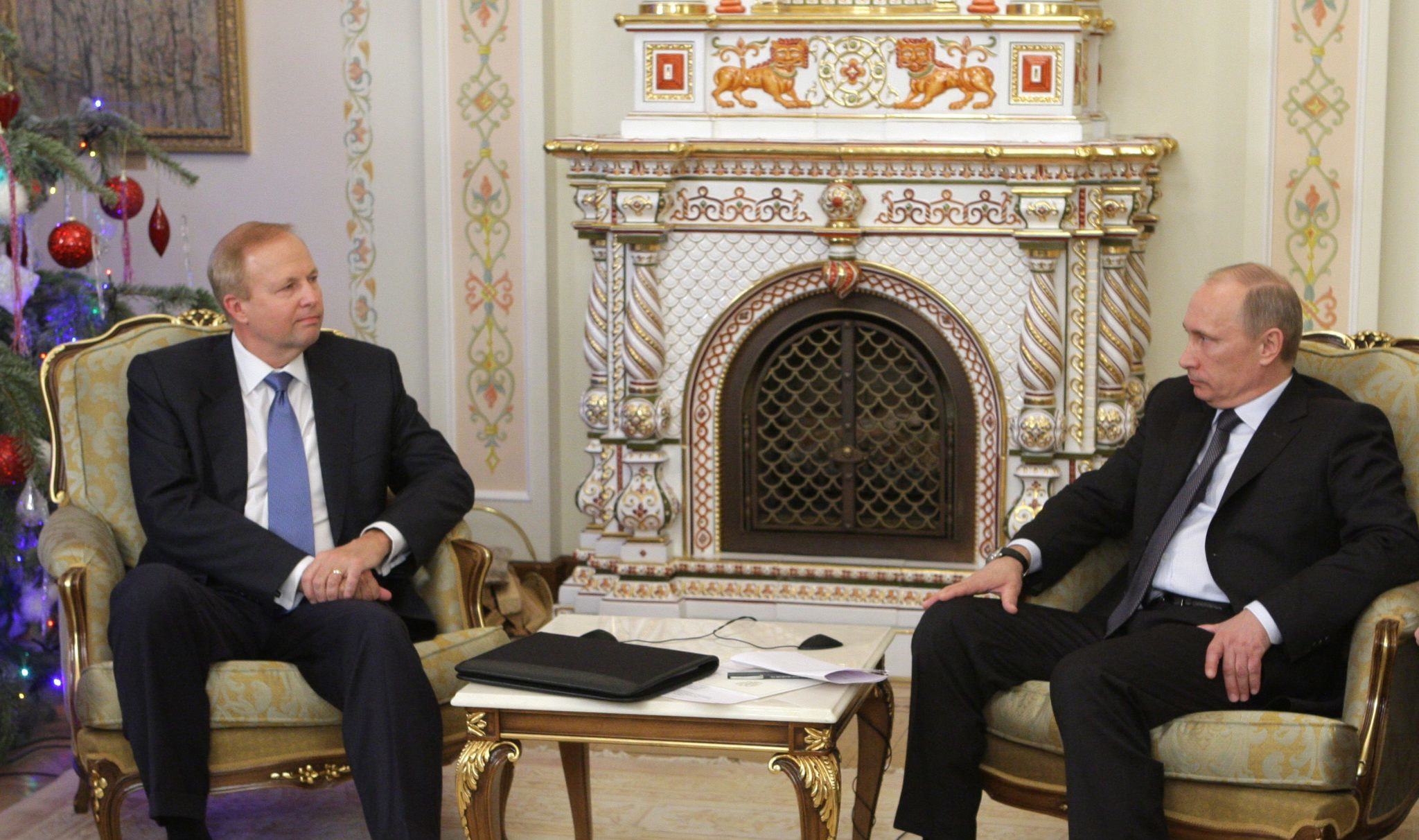 Robert Dudley (left), then BP’s chief executive, meets with Vladimir Putin in 2011. (Photo: Kremlin)