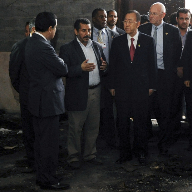 Ian Martin and Ban Ki-moon visit a warehouse in Tripoli where Gaddafi’s forces reportedly tortured, executed and torched over 100 detainees. (Photo: Evan Schneider / UN)