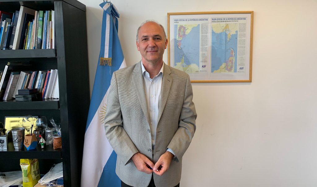 Guillermo Carmona, ministro argentino para las Malvinas, la Antártida y el Atlántico Sur. (Foto: Matt Kennard/DCUK)